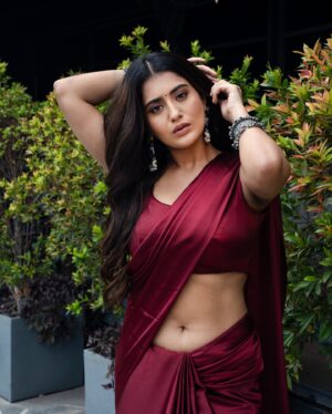 Rashi Singh Instagram - 🌹

Styling & Design @soigne_official_
Jewelry @anthajewels
Makeup @reshma.makeupandhair 
Hair @arabellamakeupstudio 
pc:- @tdf.studioz 

#Sareegirl #redsaree #Rashisingh