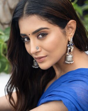 Rashi Singh Instagram - नीली मोरनी 🦚

Saree:- @hutsandlooms 
pc:- @tdf.studioz 
Makeup:- @reshma.makeupandhair 
Hair:- @arabellamakeupstudio
jewellery:- @arkaajewels_hyd 
Assisted by:- @itsme_rohit_singh_