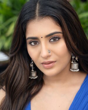 Rashi Singh Instagram - नीली मोरनी 🦚

Saree:- @hutsandlooms 
pc:- @tdf.studioz 
Makeup:- @reshma.makeupandhair 
Hair:- @arabellamakeupstudio
jewellery:- @arkaajewels_hyd 
Assisted by:- @itsme_rohit_singh_