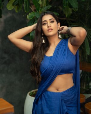 Rashi Singh Instagram - नीली मोरनी 🦚

Saree:- @hutsandlooms 
pc:- @tdf.studioz 
Makeup:- @reshma.makeupandhair 
Hair:- @arabellamakeupstudio
jewellery:- @arkaajewels_hyd 
Assisted by:- @itsme_rohit_singh_