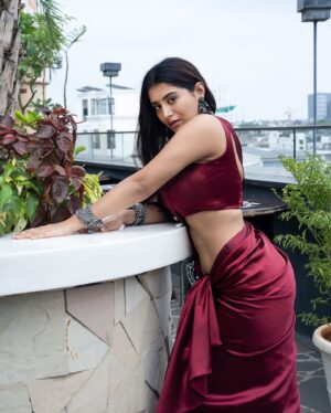 Rashi Singh Instagram - 🌹

Styling & Design @soigne_official_
Jewelry @anthajewels
Makeup @reshma.makeupandhair 
Hair @arabellamakeupstudio 
pc:- @tdf.studioz 

#Sareegirl #redsaree #Rashisingh