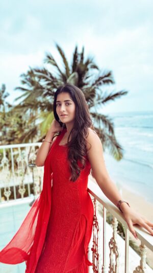 Rashi Singh Instagram - Tumhari Laila ❤️

@ethnicthreadsindia 

#lailamajnu #laila #mumbaidiaries #red
