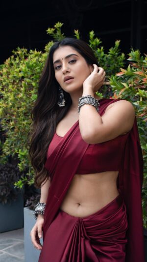 Rashi Singh Instagram - As i promised 🌹

Vc:- @tdf.studioz 
Styling and designing :- @soigne_official_ 
Makeup:- @reshma.makeupandhair 
Hair:- @arabellamakeupstudio 
Jewellery :- @anthajewels