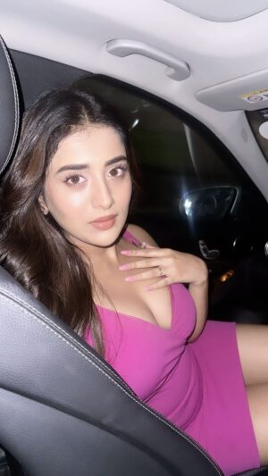 Rashi Singh Instagram - Dress or saree?? 💖🔥🖤

Barbie with Annabelle’s soul 😈

vc:- @tdf.studioz

#Rashisingh #trendingreels #trendingaudio #weekendvibes
