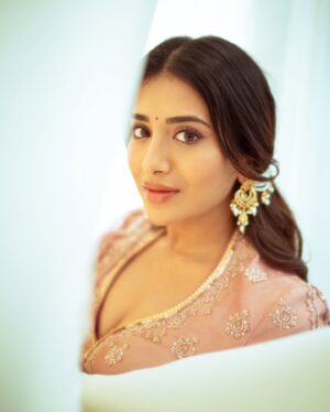Rashi Singh Instagram - ये गिला है आपकी निगाहों से 🌷 

outfit:- @jigarmaliofficial 
pc:- @tdf.studioz 
jewellery:- @justjadaujewellery 
styled by:- @spacefashionconsultancy 
Hair :- @avoca.india 

#Rashisingh #traditional #weddingseason #lehenga #pink