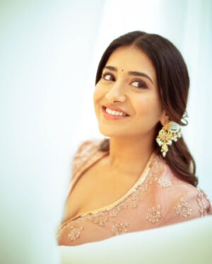 Rashi Singh Instagram - ये गिला है आपकी निगाहों से 🌷 

outfit:- @jigarmaliofficial 
pc:- @tdf.studioz 
jewellery:- @justjadaujewellery 
styled by:- @spacefashionconsultancy 
Hair :- @avoca.india 

#Rashisingh #traditional #weddingseason #lehenga #pink