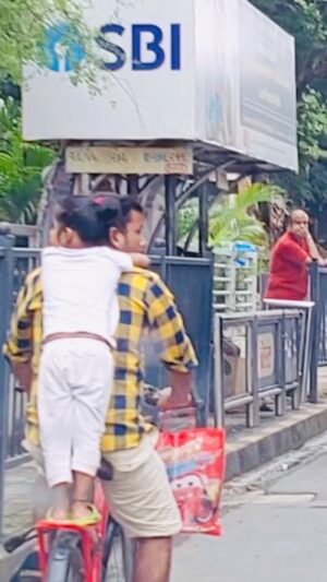 Ratan Raajputh Instagram - What a Comfort❤️
#bond #love #comfort #merizindagihaitu #happiness #mumbaistreets #ratanraajputh #रामभरोसे✨😇