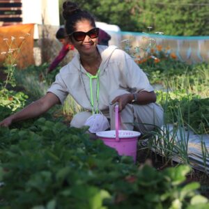 Ratan Raajputh Instagram - Laal Vo🍓…Aur  सांवली Main🧚🏼‍♀️
.
.
P.S.- Khatti Mithi Yaadein Aur Strawberries 🍓 
#memories #strawberries #farming