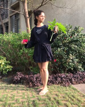 Ratan Raajputh Instagram - Nature se chori...natural hai 😬🤫
. 
.
P.S.- Robe ka  रौब hai boss!
.
.
#robestyle #bathrobefashion #nature #stealingfromnature #natureisgiver #thankyounature #रामभरोसे✨😇