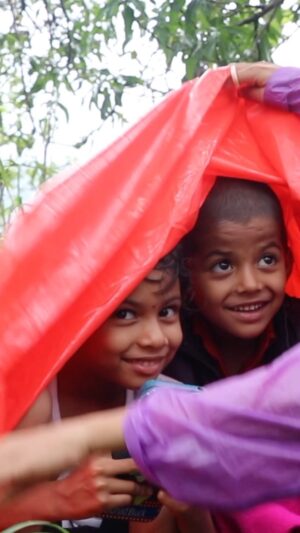 Ratan Raajputh Instagram - Inki Duniya hee Alag Hai👼🏻👼🏻🌧
.
.
P.S.-Bachpan Ka Pyaar💕
#bachpan #kidsworld #innocent #rain #ratanraajputh