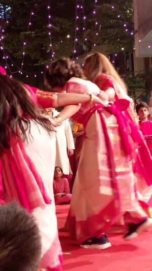 Ratan Raajputh Instagram - Devi welcoming Devi🤗🙏
.
.
Happy Navratri💕
#navratri #maadurga #festivenights #festiveseason #bengali #cute #ratanraajputh #रामभरोसे✨😇