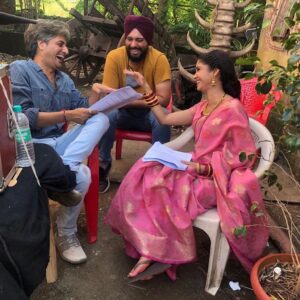 Ratan Raajputh Instagram - They say "The Laugh encourages creativity."
तो लो फिर...😀
.
.
P. S. - A word of encouragement , a moment of laughter is the hallmark of a good director. 
@director_sandeepvijay

#onsetmasti #creativity&laughter #actor #santoshimaa #andtv #santoshi #behindthescene #beforetheshot#रामभरोसे✨😇