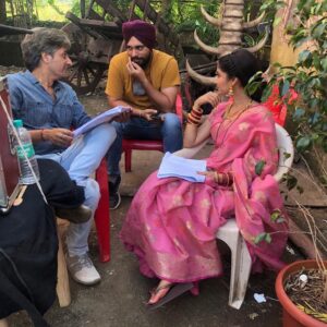 Ratan Raajputh Instagram - They say "The Laugh encourages creativity."
तो लो फिर...😀
.
.
P. S. - A word of encouragement , a moment of laughter is the hallmark of a good director. 
@director_sandeepvijay

#onsetmasti #creativity&laughter #actor #santoshimaa #andtv #santoshi #behindthescene #beforetheshot#रामभरोसे✨😇
