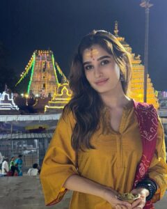 Actress Raveena Tandon HD Photos and Wallpapers December 2024