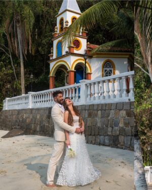 Rayanne Morais Instagram - Sobre ter o AMOR DA SUA VIDA e ser o amor da vida de alguém: nós somos a VIDA um do outro, para todo o sempre, até Jesus voltar. 

By @victorpecoraro e @rayannemorais 

📷 @d51fotografia 
🎥 @kenzifilms 
🏝️ @gp_greenparadise 
👰🏼‍♀️ @stephaniecachapuz 
🎀 @suzette.atelier 
💐 @o__buque 
🤵🏻‍♂️ @rafferoficial 

#MoraisPecoraro #casamento #bodasdepapel #Deus #amordaminhavida #vida #extraordinariodedeus