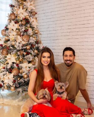 Rayanne Morais Instagram - Nossa família deseja à sua família um Feliz Natal! 🎄

Que o nosso Senhor Jesus Cristo esteja presente em seu lar e em sua família, assim como na nossa.
Que este Natal seja uma verdadeira celebração da vinda de Jesus.
Viva plenamente a vida que nos foi dada por meio d’Ele. 

#felizNatal #nasceuosalvador #jesuscristovive #familiadedeus