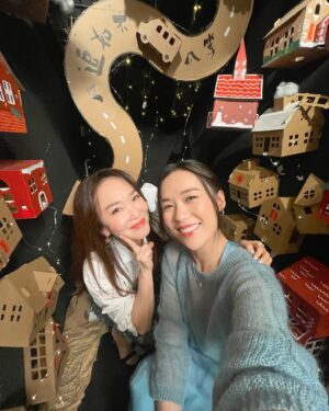 Rebecca Lim Instagram - And just like that, it’s the last episode of 《幸福玲距离2》with 最爱爱最美美的姐姐 @fannaiaiwong 🫶🏻 So happy you agreed to come on the show again 😚 Forever your fan girl ☺️

To the amazing production team, I cannot thank you enough for providing me a safe space to navigate through my insecurities and for allowing me to be my most authentic new self without judging what I say or do. 

It wasn’t easy filming 4 months after giving birth and I cannot have asked for a better team 🫶🏻

To all moms and mother figures, give yourselves the credit you so deserve and never compare yourself to others. You are your child’s whole world. You are amazing. Please always remember that 🤍

Thank you for watching #WithLoveBecks season 2 🫶🏻 Am so grateful that you have seen me through my different stages in life. I promise to be better! Always! 🫶🏻

Catch all episodes on MeWatch or YouTube ✌🏻