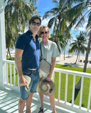 Rebecca Romijn Instagram - Spectacular weekend @mooringsvillage 🏝️Even better than I remember it 25years ago. Special shout out to all our new friends @thesquaregrouper 🐟 Yes @mrjerryoc is wearing jorts. And a crop top.