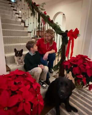 Reese Witherspoon Instagram - Wishing all of you a very Merry Christmas and Happy Holidays! 🎄💫❤️
