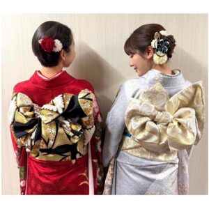 Reimi Tsutsumi Instagram - 🗻
皆さま、今年もどうぞよろしくお願いいたします！✨🎍

たくさん笑って、たくさん人の温かさを感じられて、たくさん幸せを感じられる一年になりますように…。✨

2025年もよろしくお願いいたします！💫

.
#爆笑ヒットパレード
#1人でも多くの方に笑顔になっていただきたい！という気持ちで８時間放送いたしました！
#帯もせっかく綺麗に仕上げていただいたので👘
#朝6時にお雑煮や肉まんで腹ごしらえ
#小室瑛莉子　アナと一緒に食べました🤤
#そしてそして
#スタジオのセットにいた
#カマを持ったイタチ
#皆さん気づきましたか？☺️