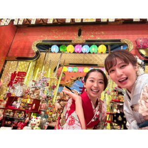 Reimi Tsutsumi Instagram - 🗻
皆さま、今年もどうぞよろしくお願いいたします！✨🎍

たくさん笑って、たくさん人の温かさを感じられて、たくさん幸せを感じられる一年になりますように…。✨

2025年もよろしくお願いいたします！💫

.
#爆笑ヒットパレード
#1人でも多くの方に笑顔になっていただきたい！という気持ちで８時間放送いたしました！
#帯もせっかく綺麗に仕上げていただいたので👘
#朝6時にお雑煮や肉まんで腹ごしらえ
#小室瑛莉子　アナと一緒に食べました🤤
#そしてそして
#スタジオのセットにいた
#カマを持ったイタチ
#皆さん気づきましたか？☺️