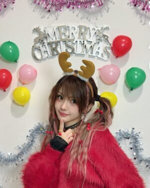 Reina Tanaka Instagram - .
𝑀𝑒𝑟𝑟𝑦 𝐶ℎ𝑟𝑖𝑠𝑡𝑚𝑎𝑠🎄✧

特に何もしてないしチキンもケーキも食べてないけど
ふと、やっぱり飾りつけて写真撮ろうと思って急遽100均へ🤭🩷

簡易的やけど…まぁいいでしょっっっ🤣💙

みんななんかしたー？🎄
・‥…━━━☞・‥…━━━☞
#クリスマスイブ #🎄 #🎅 
#サンタさん私の元に来い
#メリークリスマス #100均
