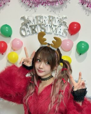 Reina Tanaka Instagram - .
𝑀𝑒𝑟𝑟𝑦 𝐶ℎ𝑟𝑖𝑠𝑡𝑚𝑎𝑠🎄✧

特に何もしてないしチキンもケーキも食べてないけど
ふと、やっぱり飾りつけて写真撮ろうと思って急遽100均へ🤭🩷

簡易的やけど…まぁいいでしょっっっ🤣💙

みんななんかしたー？🎄
・‥…━━━☞・‥…━━━☞
#クリスマスイブ #🎄 #🎅 
#サンタさん私の元に来い
#メリークリスマス #100均