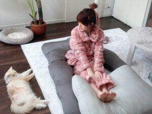 Reina Tanaka Instagram - .
ストーリーにも載せたけど れーなの癒しの時間のおともです❤️

ゴロゴロ出来る時間って全然なくなってしまったけど
出来る暇が出来たら ここでゴロゴロしてます🫶

これハグモッチとアシモッチってやつっちゃけど
ネットでたまたま見つけて妊娠中めちゃくちゃ使った✨️
お腹大きくなってきたら このアシモッチに足乗っけて寝よったよ💭ᶻz

後、左向いて寝た方がいいってネットで見たけん
これに左向いて抱きついとった☺️
妊娠中の方 おすすめです🩷

シンバもお気に入りの場所🤭
・‥…━━━☞・‥…━━━☞
#ハグモッチ #アシモッチ #妊婦さんにおすすめ 
#ゴロゴロ時間  #抱き枕 #リラックス #癒しの時間