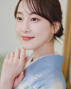 Rena Matsui Instagram - ファンクラブにてお正月のイベントが開催しています！
撮り下ろしのお着物写真やグッズがありますよー！
今から入会しても参加できますのでぜひ✨

今年の仕事初めは書き物から。
頑張りますー！