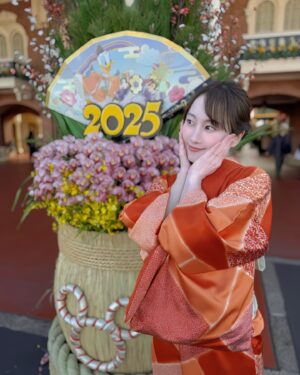 Rena Matsui Instagram - 2025年　あけましておめでとうございます。
今年も大好きなことに夢中になりながら、満たされた心と体でお仕事に向き合っていきたいと思います！

書くぞ！演じるぞ！と今から気合十分。
いつも応援してくださる皆さんに楽しんでいただけるよう、今年も一年楽しんで行きます。一緒に走り抜けましょう！

大好きな友達と一緒に大好きな場所も楽しみました✨
やっぱりディズニーは最高です！