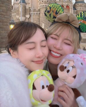 Rena Matsui Instagram - 2025年　あけましておめでとうございます。
今年も大好きなことに夢中になりながら、満たされた心と体でお仕事に向き合っていきたいと思います！

書くぞ！演じるぞ！と今から気合十分。
いつも応援してくださる皆さんに楽しんでいただけるよう、今年も一年楽しんで行きます。一緒に走り抜けましょう！

大好きな友達と一緒に大好きな場所も楽しみました✨
やっぱりディズニーは最高です！