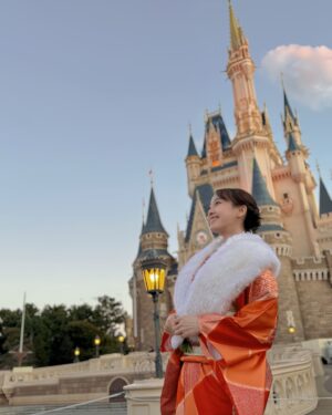 Rena Matsui Instagram - 2025年　あけましておめでとうございます。
今年も大好きなことに夢中になりながら、満たされた心と体でお仕事に向き合っていきたいと思います！

書くぞ！演じるぞ！と今から気合十分。
いつも応援してくださる皆さんに楽しんでいただけるよう、今年も一年楽しんで行きます。一緒に走り抜けましょう！

大好きな友達と一緒に大好きな場所も楽しみました✨
やっぱりディズニーは最高です！