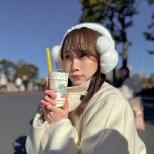 Rena Matsui Instagram - パレードルートでスイーツドリンクタイム🍹💓
(2枚目はあいにゃんお気に入りのショット)