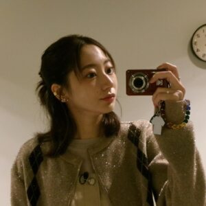 Rena Takeda Instagram - 本日夜、eGG放送です🫎🎄🪅

番組キャラクター「グーくん」の
声優オーディション！！＾＾

あらためて、声優さんってすごいなあ。
みんな素敵な方達でした＾＾

tops,cardigan,overall
@tiit_tokyo
@the.pr_
accessories
@joueteofficial
@ete_official
@etebijoux_official
shoes
@alm._official