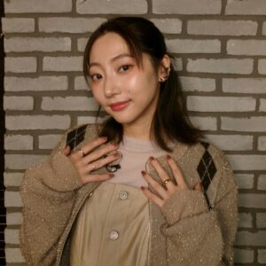 Rena Takeda Instagram - 本日夜、eGG放送です🫎🎄🪅

番組キャラクター「グーくん」の
声優オーディション！！＾＾

あらためて、声優さんってすごいなあ。
みんな素敵な方達でした＾＾

tops,cardigan,overall
@tiit_tokyo
@the.pr_
accessories
@joueteofficial
@ete_official
@etebijoux_official
shoes
@alm._official