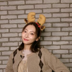 Rena Takeda Instagram - 本日夜、eGG放送です🫎🎄🪅

番組キャラクター「グーくん」の
声優オーディション！！＾＾

あらためて、声優さんってすごいなあ。
みんな素敵な方達でした＾＾

tops,cardigan,overall
@tiit_tokyo
@the.pr_
accessories
@joueteofficial
@ete_official
@etebijoux_official
shoes
@alm._official