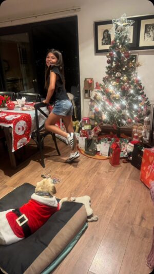 Renata Bravo Instagram - Que linda es la ilusión de los.niños en la navidad!!!!! Me vienen tantos recuerdo de mi hermosa infancia…… Me acuerdo un año que me regalaron unos zapatos de charol y dormí con ellos en el velador , lo único que quería era que fuera la mañana para usarlos , me encantaría  que los recuerdos de mis hijas de su  infancia , tbn sean buenos …… ! Así sea 🙌 feliz navidad para todos ! 🎄🌲🎅🤶 Uds que recuerdos tienen ?