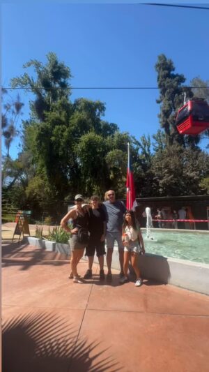 Renata Bravo Instagram - Me pasé pa buena anfitriona! He paseado a mi familia de España por varios lugares de Santiago , y un imperdible era ir al #cerrosancristobal está bello! Realmente un orgullo de lugar en nuestra ciudad , anduvimos en teleférico, funicular, recorrimos algunos imperdibles , hay de todo y muy preparado para recibir a los turistas! Gracias @achavezonline por el dato y a @turistikchile por la invitación #cerrosancristobalsantiago #turismo #deporte #vidaalairelibre