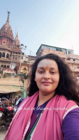 Renu Desai Instagram - Ashes to ashes…
Shiva’s favourite bhasma and Kashi 🧡