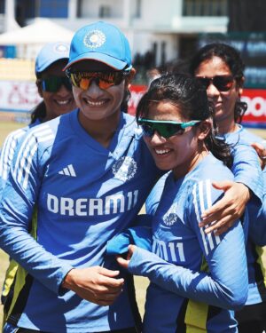 Renuka Singh Instagram - Tanuja Kanwar receives her debut cap from Renuka Singh in Dambulla 🧢

#INDvUAE | 📷: @asiancricketcouncil