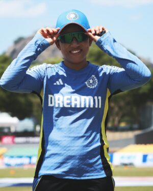 Renuka Singh Instagram - Tanuja Kanwar receives her debut cap from Renuka Singh in Dambulla 🧢

#INDvUAE | 📷: @asiancricketcouncil