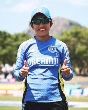 Renuka Singh Instagram - Tanuja Kanwar receives her debut cap from Renuka Singh in Dambulla 🧢

#INDvUAE | 📷: @asiancricketcouncil