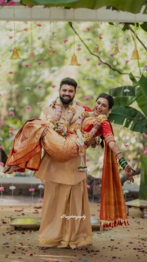 Reshma Shinde Instagram - First day of forever♾️🧿❤️

@01brainiac ನಾನು ನಿನ್ನನ್ನು ಪ್ರೀತಿಸುತ್ತೇನೆ❤️

Photography- @a9ragphotography 
Makeup-@madhurikhese_makeupartist 
Beautiful location @thearyavartescape 
Saree - @vastrakala_paithani_ 
Blouse - @_shubhangipashankar_ 
Jwellery- @chandrakalm_jewellery 
Floral jewellery- @floral_jewellery_by_jyoti 
Grooms all customised outfit by - @_shubhangipashankar_