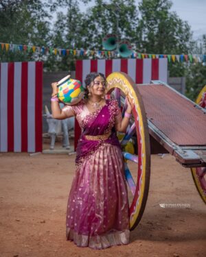 Rhema Ashok Instagram - அனைவர்க்கும் இனிய பொங்கல் திருநாள் நல் வாழ்த்துக்கள் 🌾☀️

May this harvest festival diminish all your worries and fears from your life and fill your heart with calm and healthy thoughts 🙏🏻

Organised by: @dindigulmakeoversvaishnavi 
M&H: @olive_queen_salon 
Jewellery: @r__bridal_ 
Dop: @wonder_engineers 
Wearing: @trendy_traditional_outfits 
Venue: @sangeethweddingvillage