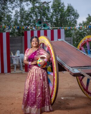 Rhema Ashok Instagram - அனைவர்க்கும் இனிய பொங்கல் திருநாள் நல் வாழ்த்துக்கள் 🌾☀️

May this harvest festival diminish all your worries and fears from your life and fill your heart with calm and healthy thoughts 🙏🏻

Organised by: @dindigulmakeoversvaishnavi 
M&H: @olive_queen_salon 
Jewellery: @r__bridal_ 
Dop: @wonder_engineers 
Wearing: @trendy_traditional_outfits 
Venue: @sangeethweddingvillage
