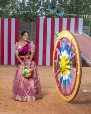 Rhema Ashok Instagram - அனைவர்க்கும் இனிய பொங்கல் திருநாள் நல் வாழ்த்துக்கள் 🌾☀️

May this harvest festival diminish all your worries and fears from your life and fill your heart with calm and healthy thoughts 🙏🏻

Organised by: @dindigulmakeoversvaishnavi 
M&H: @olive_queen_salon 
Jewellery: @r__bridal_ 
Dop: @wonder_engineers 
Wearing: @trendy_traditional_outfits 
Venue: @sangeethweddingvillage
