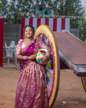 Rhema Ashok Instagram - அனைவர்க்கும் இனிய பொங்கல் திருநாள் நல் வாழ்த்துக்கள் 🌾☀️

May this harvest festival diminish all your worries and fears from your life and fill your heart with calm and healthy thoughts 🙏🏻

Organised by: @dindigulmakeoversvaishnavi 
M&H: @olive_queen_salon 
Jewellery: @r__bridal_ 
Dop: @wonder_engineers 
Wearing: @trendy_traditional_outfits 
Venue: @sangeethweddingvillage