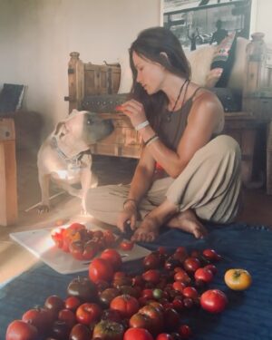 Rhona Mitra Instagram - Just curious to see if a post on Tomatoes are more popular than a post on a potential Ceasefire agreement after 15 months of the first ever live-streamed Genocide in History…. 🤷🏽‍♀️ 🍅 💣 

Because if that’s the case I think I might just give up. 

Not on my tomato’s which are a complete triumph this year, but on humanity in general and in particular social media…

I mean… what’s the point, Team Human? 
I really would like to know…

🍅 ☮️

#MushroomandMe