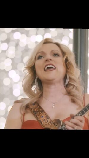 Rhonda Vincent Instagram - Wishing you a Merry Christmas and a Happy New Year!

🎵 "Dreaming of Christmas"

#rhondavincent #bluegrasslife #bluegrass #bluegrassmusic #mandolin #queenofbluegrass #christmasmusic #grandoleopry #realcountrymusic