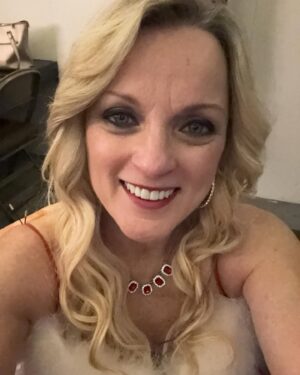 Rhonda Vincent Instagram - TODAY 12/18 Branson MO - Silver Dollar City - 2pm & 4pm #RhondaVincent #Christmas  @sdcattractions